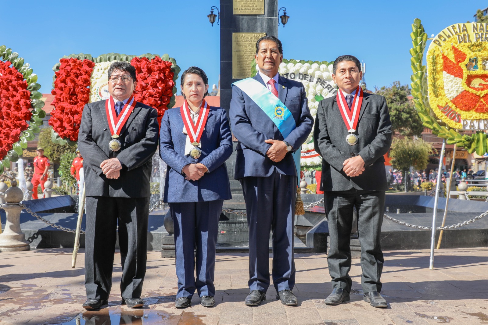 La rectora de la UNAJ, Dra. Vilma Sarmiento Mamani, participó en la ceremonia de izamiento del Pabellón Nacional y en la colocación de una ofrenda floral 