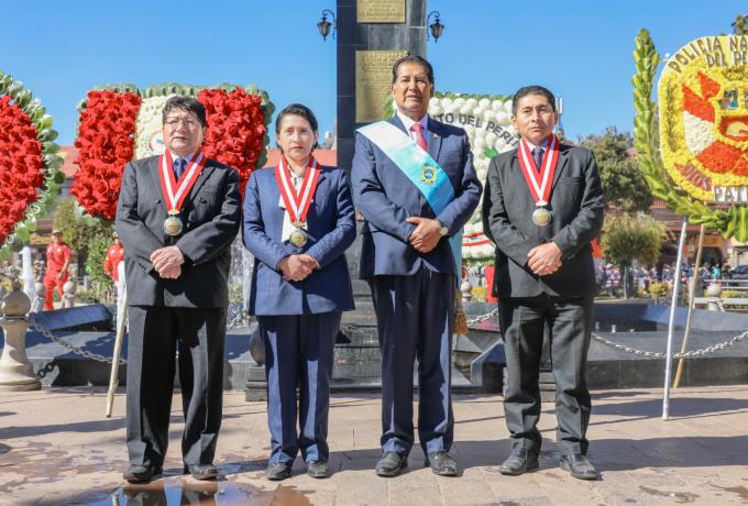 La rectora de la UNAJ, Dra. Vilma Sarmiento Mamani, participó en la ceremonia de izamiento del Pabellón Nacional y en la colocación de una ofrenda floral 